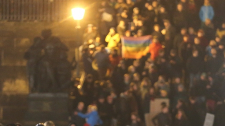 Bei Versammlungen der Pegida-Anhänger lauern bekanntermaßen mehr Gefahren als nur die Grippe.