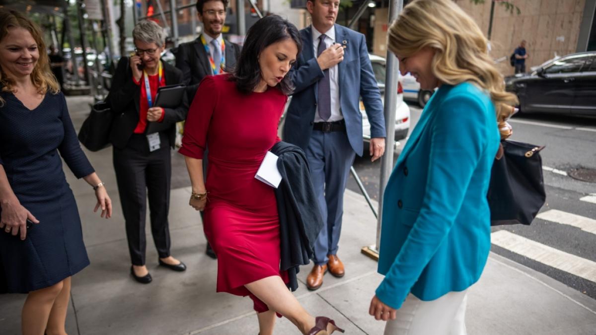 Eigentlich war Au&szlig;enministerin Annalena Baerbock gerade auf dem Weg zu einem Treffen mit ihrer Amtskollegin aus Kanada, Melanie Joly, als pl&ouml;tzlich der Absatz an ihrem Schuh brach. &nbsp; (Foto)