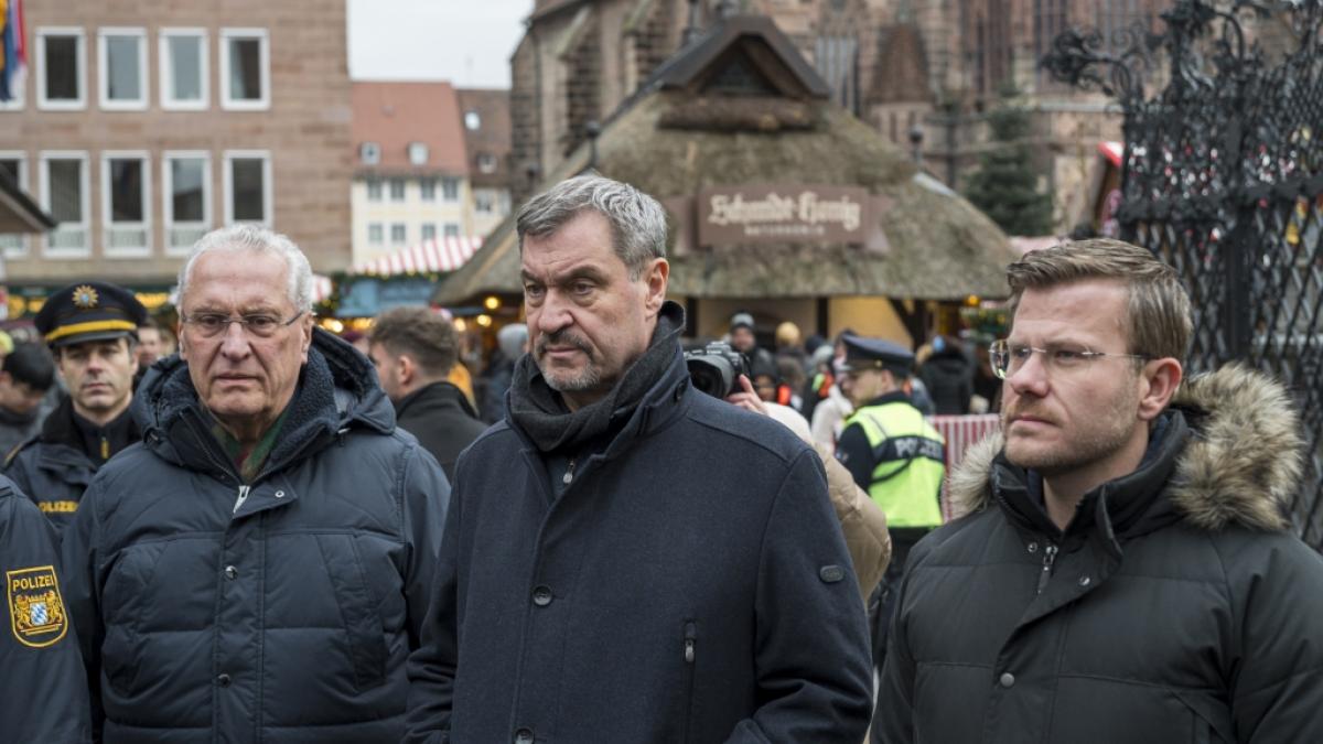 Bayerns Ministerpr&auml;sident Markus S&ouml;der (Mitte) besuchte gemeinsam mit Innenminister Joachim Herrmann (l.) und N&uuml;rnbergs Oberb&uuml;rgermeister Marcus K&ouml;nig (r.) den Christkindlesmarkt. (Foto)