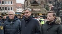 Bayerns Ministerpräsident Markus Söder (Mitte) besuchte gemeinsam mit Innenminister Joachim Herrmann (l.) und Nürnbergs Oberbürgermeister Marcus König (r.) den Christkindlesmarkt.