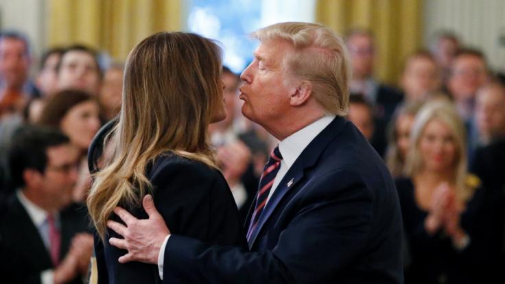 Auf diesen Kuss hatte Melania Trump gar keine Lust.