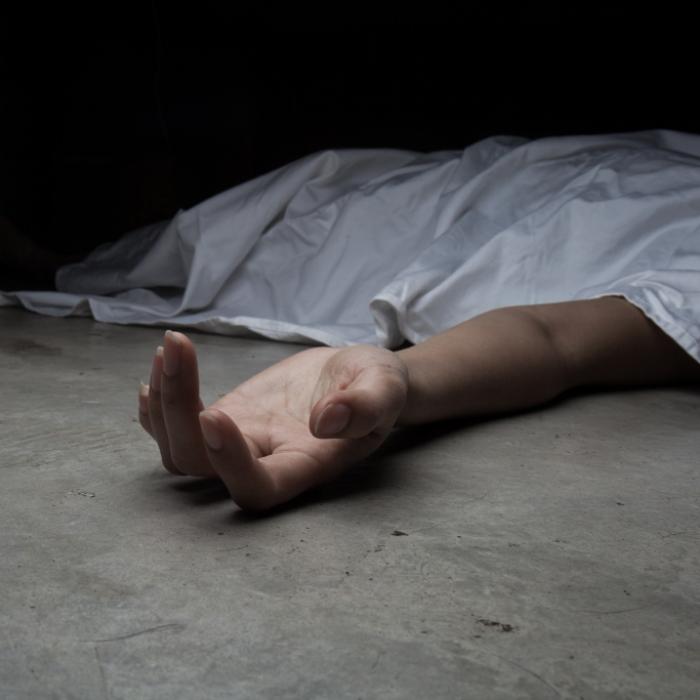 Frau schläft 5 Jahre neben verwesendem Bruder
