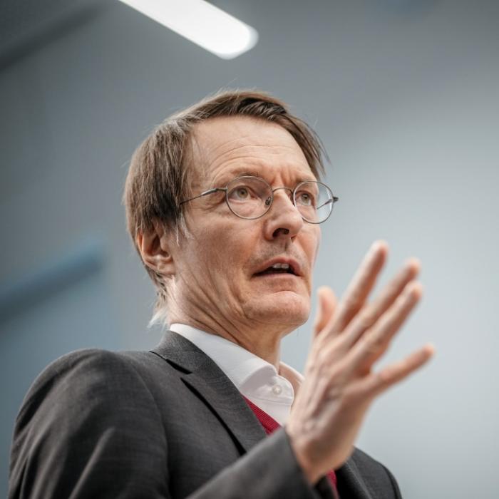 Faules Spiel bei Impfkampagne? Linken-Politiker zeigt Gesundheitsminister an