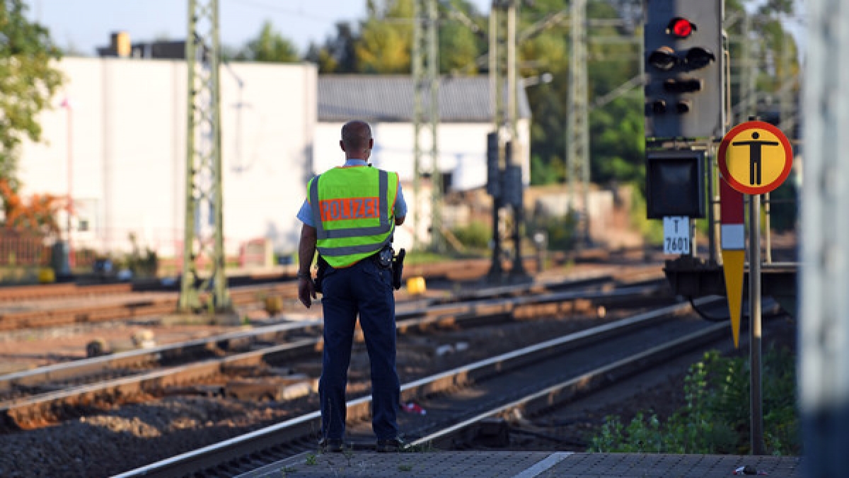 In Delitzsch wurde ein Kind von einem Schnellzug erfasst. (Foto)