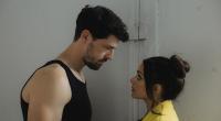 Emily (Anne Menden) und Sascha (Daniel Noah) können bei ihrem Wiedersehen in Paris einander nicht widerstehen.