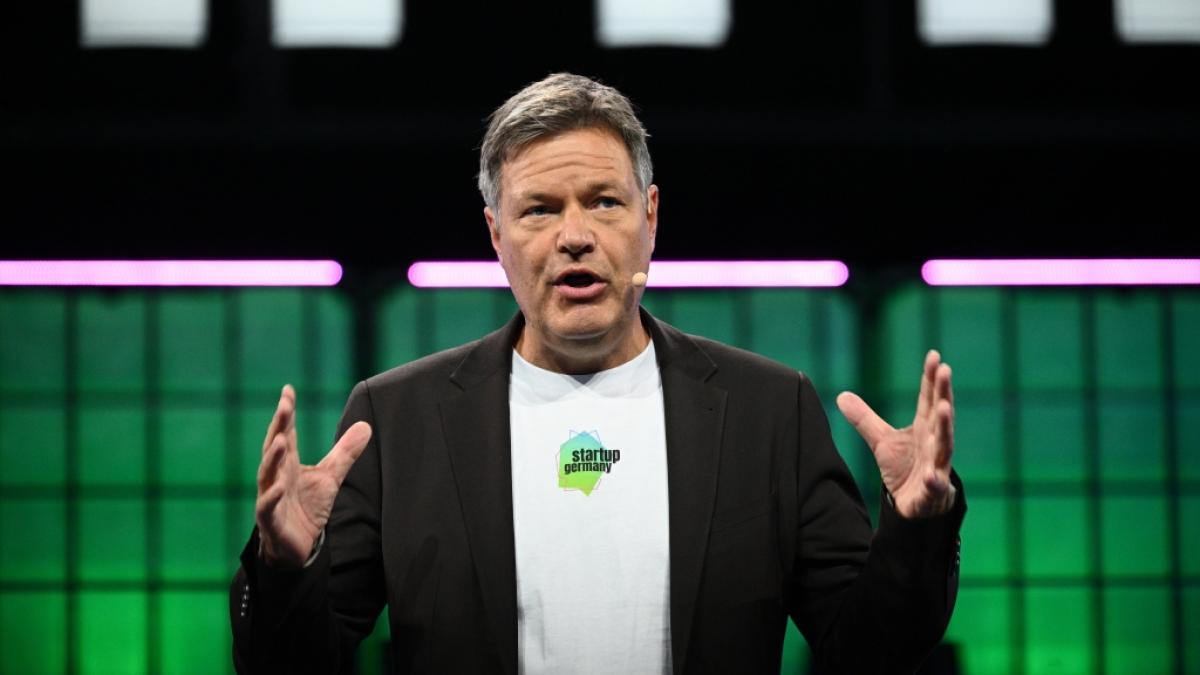 Die Gr&uuml;nen sorgen aktuell mit einem alten Foto von Robert Habeck beim "WebSummit" in Lissabon 2024 f&uuml;r Schlagzeilen. Darauf ist der Ex-Minister umringt von Frauen zu sehen. (Foto)