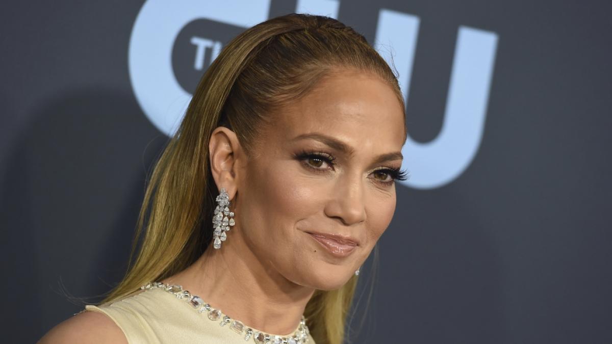 Jennifer Lopez gef&auml;llt in ihrem Kleid nicht jedem Fan. (Foto)