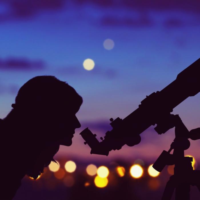 Herbstlicher Astro-Zauber dank Epsilon-Perseiden und Mini-Vollmond