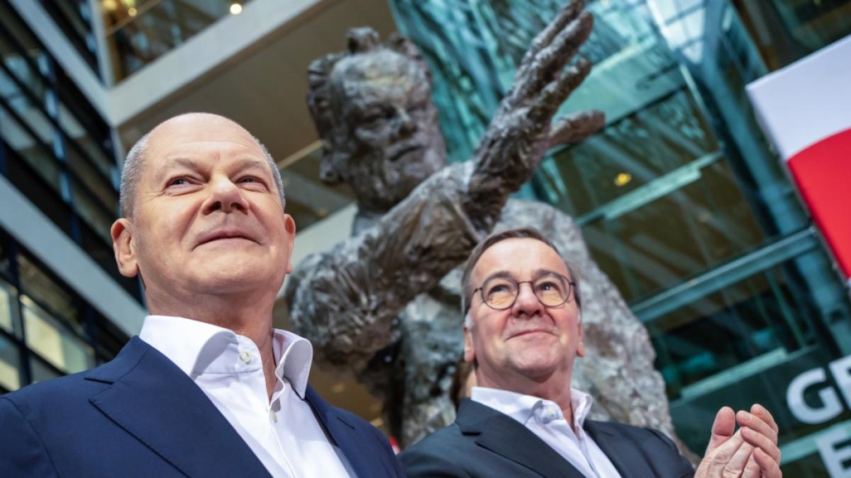 Die Umfrage-Ergebnisse f&uuml;r Bundeskanzler Olaf Scholz (l.) und Verteidigungsminister Boris Pistorius (r.) k&ouml;nnten aktuell kaum unterschiedlicher sein. (Foto)