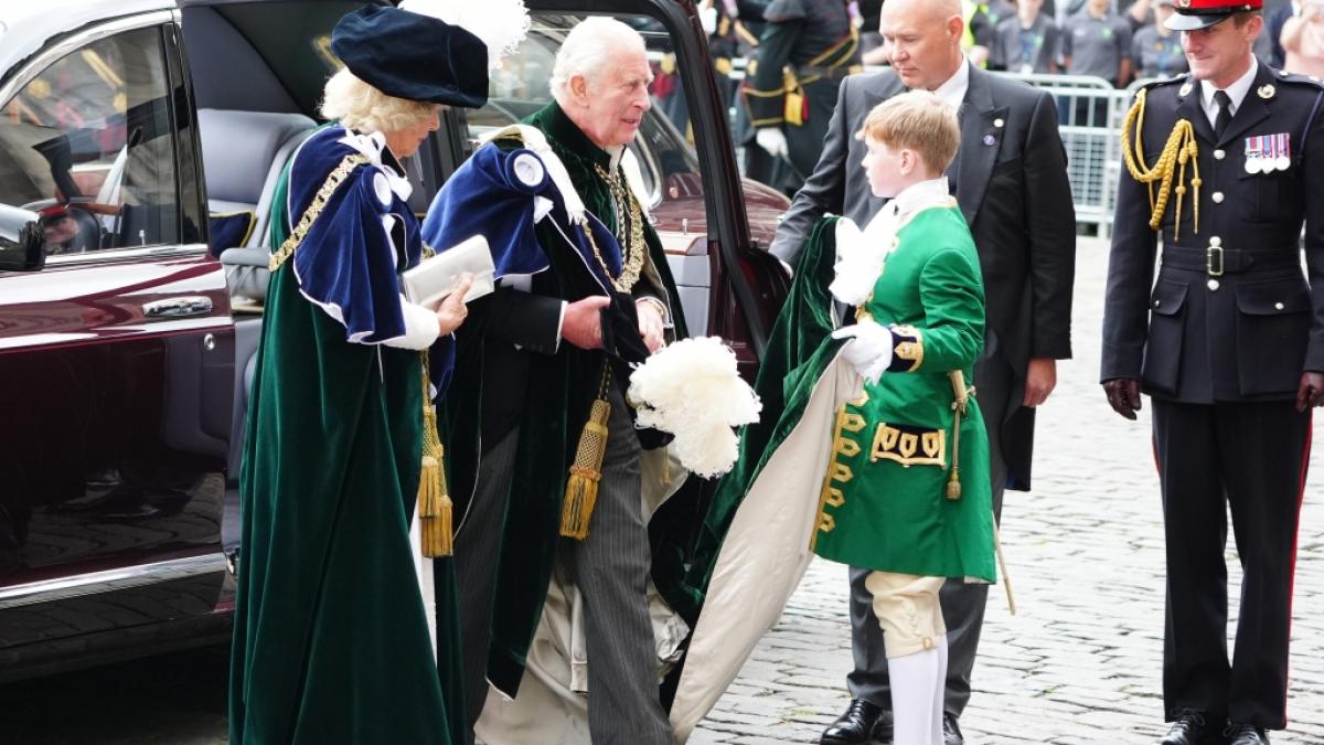 Sein opulentes Outfit, das K&ouml;nig Charles III. beim Festgottesdienst in Edinburgh trug, stellte den Briten-Monarch vor einige Probleme. (Foto)