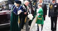 Sein opulentes Outfit, das König Charles III. beim Festgottesdienst in Edinburgh trug, stellte den Briten-Monarch vor einige Probleme.
