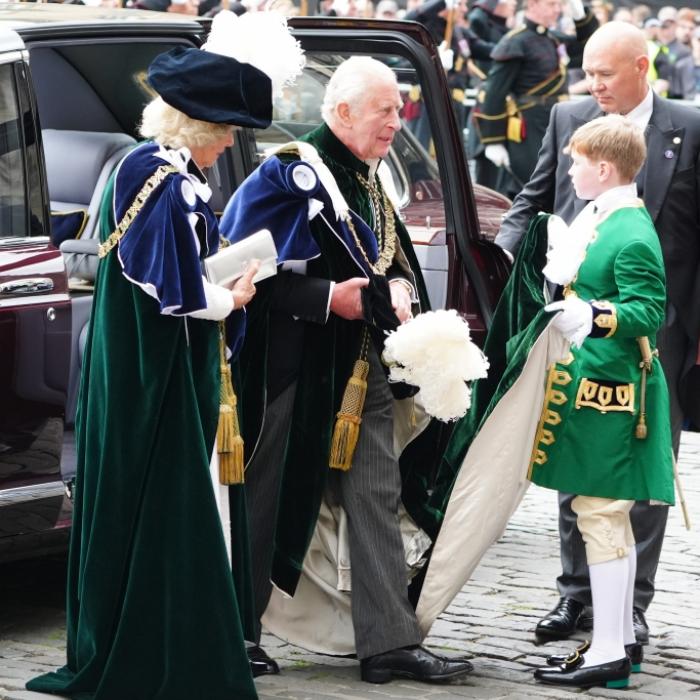 Hier benötigte der Briten-Monarch eine helfende Hand