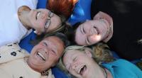 «Lachen ist gesund.» Unter diesem Motto lassen sich viele Menschen beim Lachyoga zum intensiven gelächter animieren.