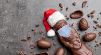 Ein Schoko-Weihnachtsmann mit Mund-Nase-Schutz erzürnt Querdenker auf Facebook.