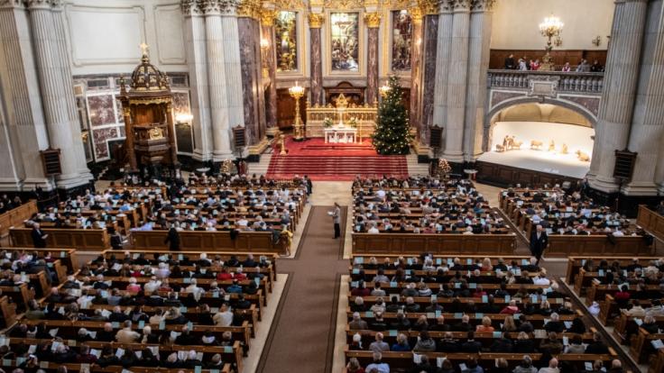 Volle Kirchenbänke wie hier im Berliner Dom zur Weihnachtspredigt am 24.12.2019 wird es im Corona-Jahr 2020 nicht geben.