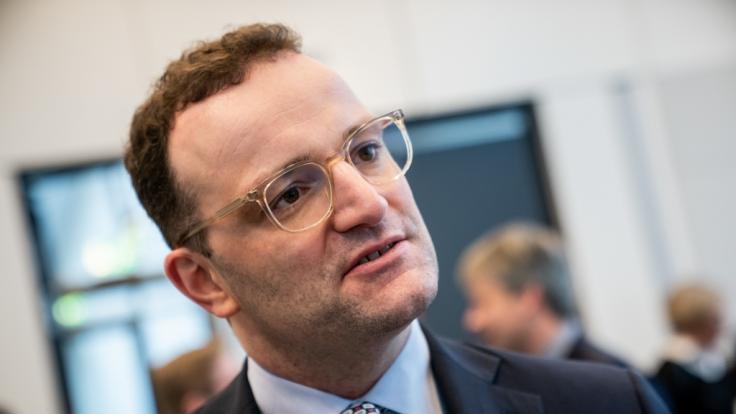 Jens Spahn fordert die Absage von Großveranstaltungen.