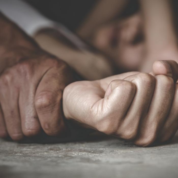 Einfach grauenvoll! Vater und Sohn vergewaltigen dasselbe Kind