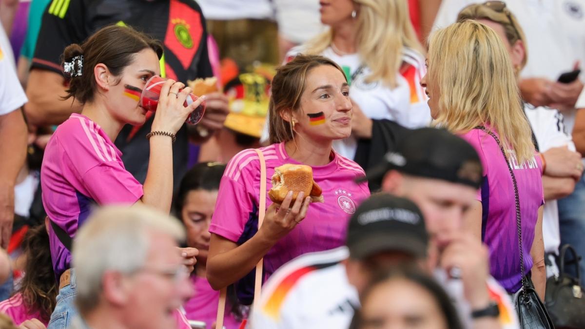 Lena Wurzenberger, Freundin von Deutschlands Bundestrainer Julian Nagelsmann, fieberte auch beim 2. Gruppenspiel gemeinsam mit den Spielfrauen auf der Trib&uuml;ne mit. (Foto)