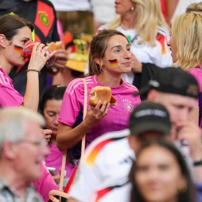 Lea Prinz und Anika Neuer begeistern im Bauchfrei-Look