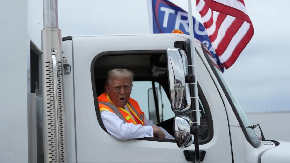 Donald Trump stieg bei seinem Wahlkampfauftritt in Wisconsin wankend in einen gro&szlig;en M&uuml;llwagen. (Foto)