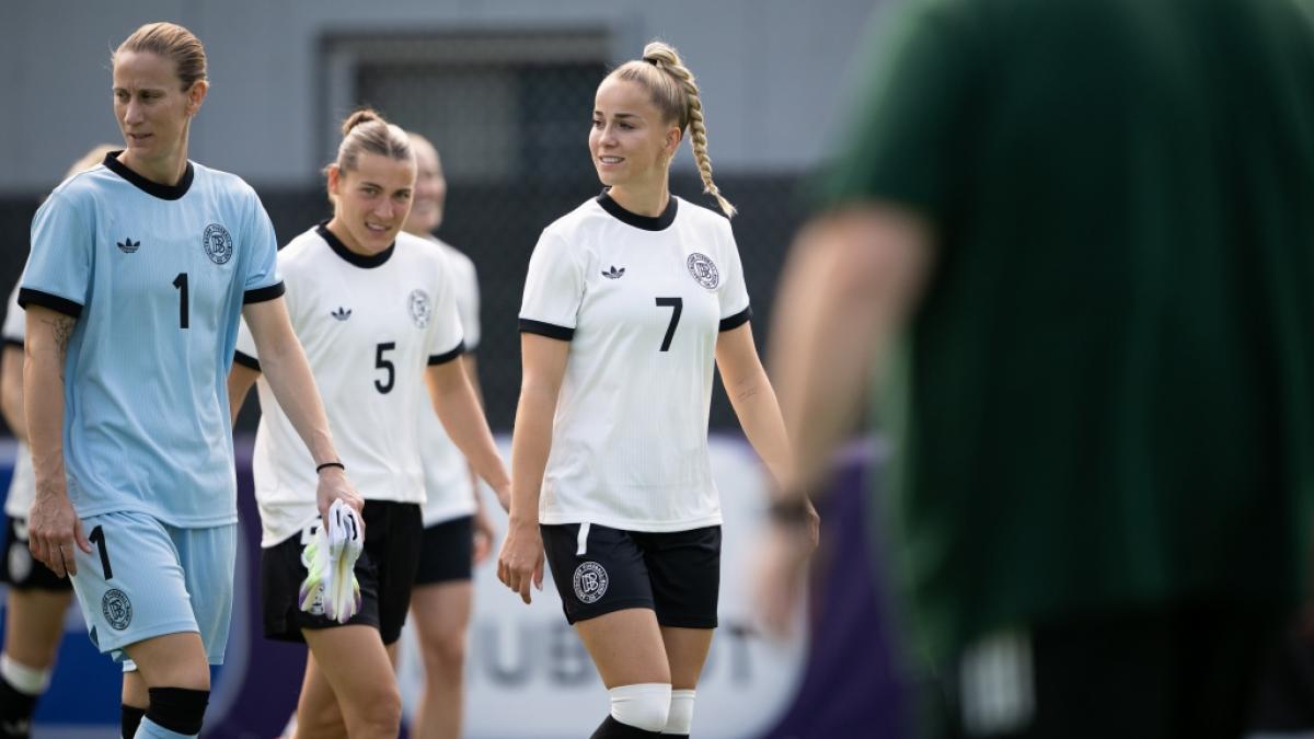 Deutschlands Torh&uuml;terin Ann-Katrin Berger (l-r), Carlotta Wamser und Giulia Gwinn. (Foto)