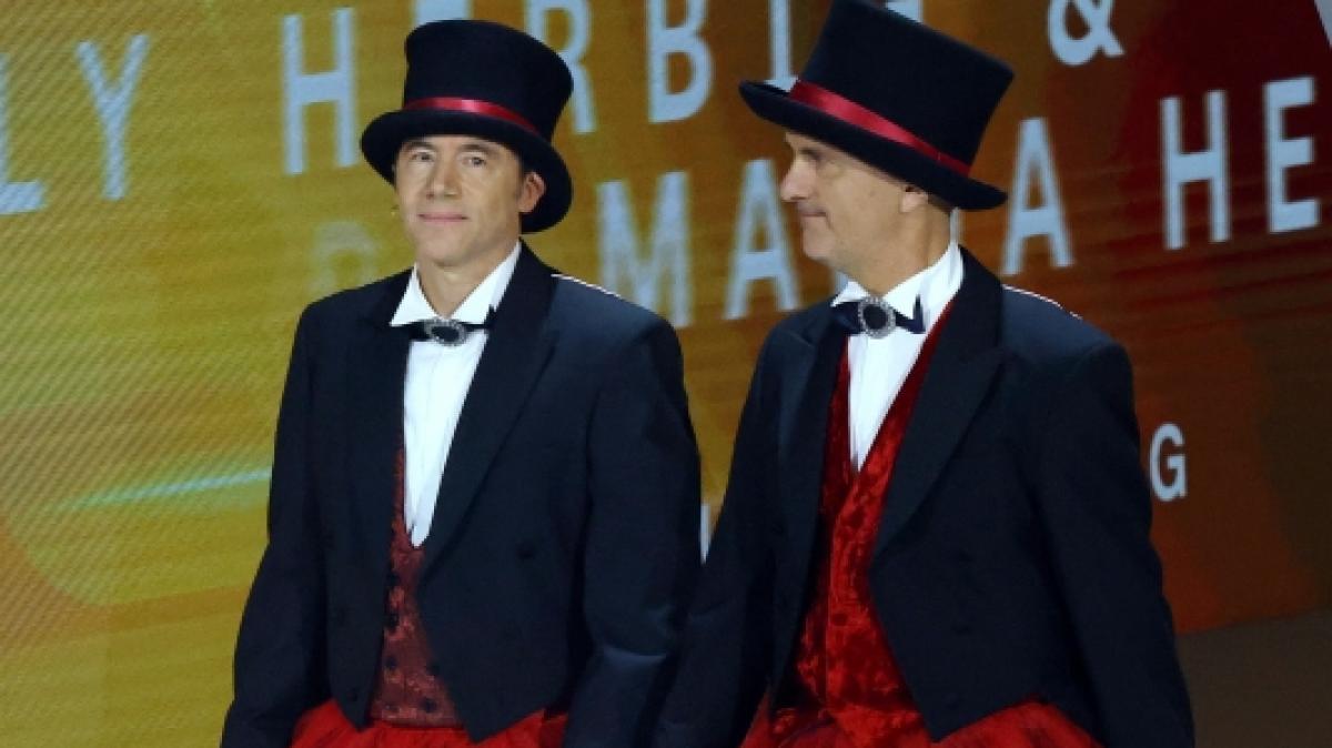 Wettschulden sind Ehrenschulden: Michael "Bully" Herbig und Christoph Maria Herbst m&uuml;ssen nach einer verlorenen Wette bei "Wetten, dass..?" im ZDF einen Cancan tanzen - nat&uuml;rlich im passenden Outfit. (Foto)