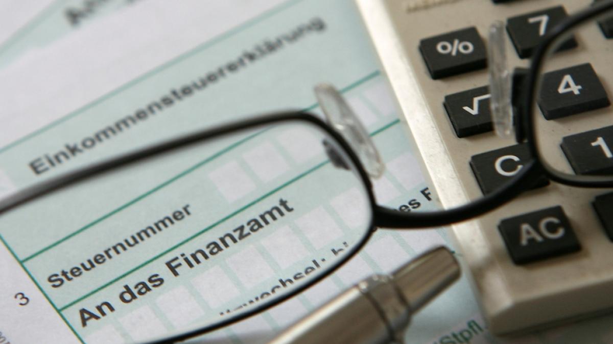 Neue Steuerregelungen: Einige Menschen m&uuml;ssen 2024 mehr zahlen. (Foto)