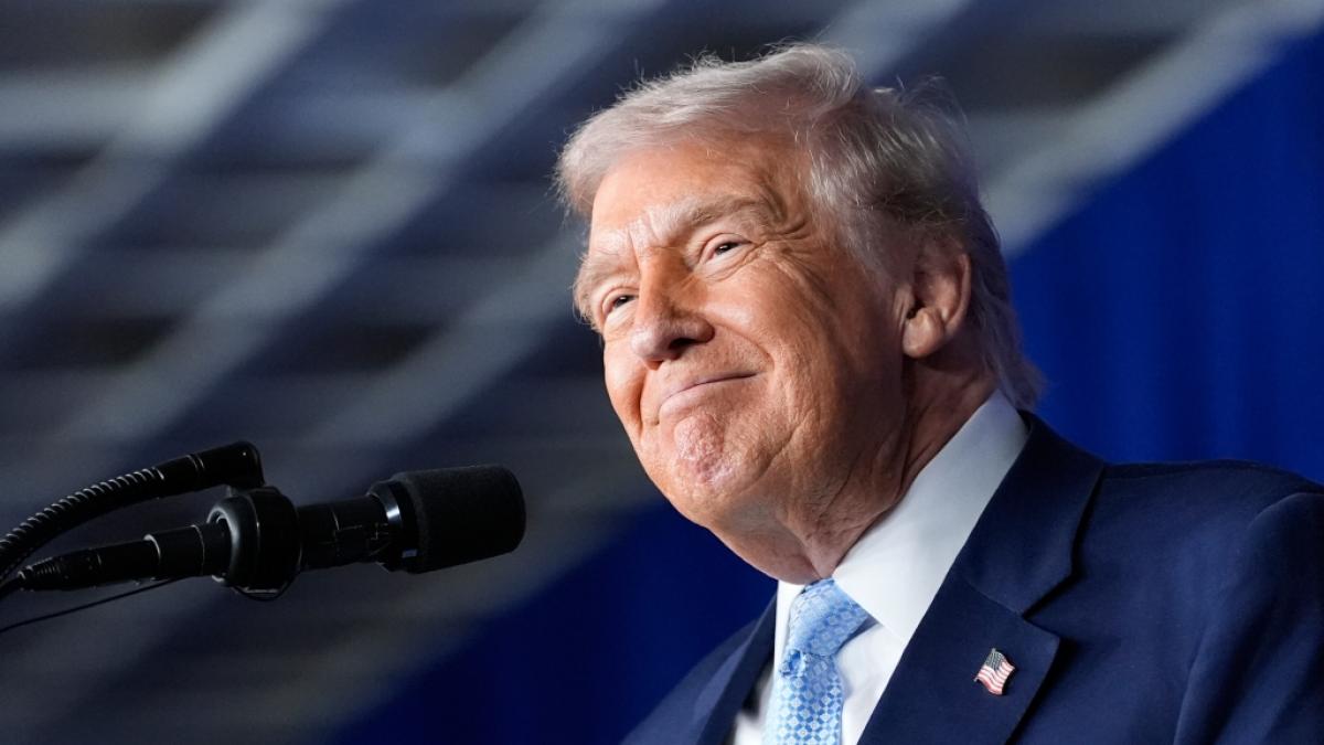 Ein Kalender f&uuml;r 2026 zeigt Donald Trump in den Filmrollen von US-Schauspieler John Travolta. (Foto)