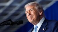 Ein Kalender für 2026 zeigt Donald Trump in den Filmrollen von US-Schauspieler John Travolta.