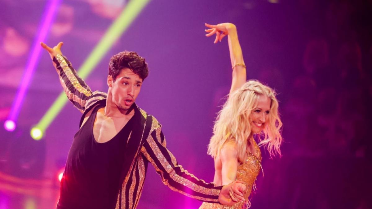 Ren&eacute; Casselly und Kathrin Menzinger tanzen bei der "Let's Dance"-Weihnachtsshow. (Foto)