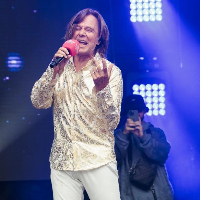 Schlager-Ikone (80) zeigt Muckis bei unverhüllter Überraschung