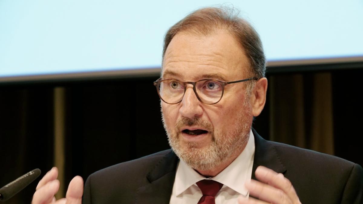 CDU-Landkreistagspr&auml;sident Joachim Walter will die Arbeitspflicht f&uuml;r Fl&uuml;chtlinge. (Foto)