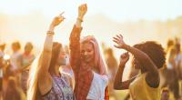 Ein Mann hat auf einem Festival auf eine Frau ejakuliert.