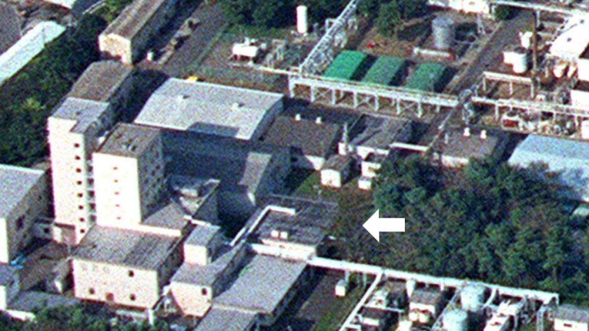 Das Archivbild vom 30.09.1999 zeigt die japanische Uranverarbeitungsanlage Tokaimura, 120 Kilometer nord&ouml;stlich von Tokio, am Tag des Atomunfalls. Die Stelle an der die radioaktive Strahlung ausstrat ist mit einem Pfeil gekennzeichnet. (Foto)