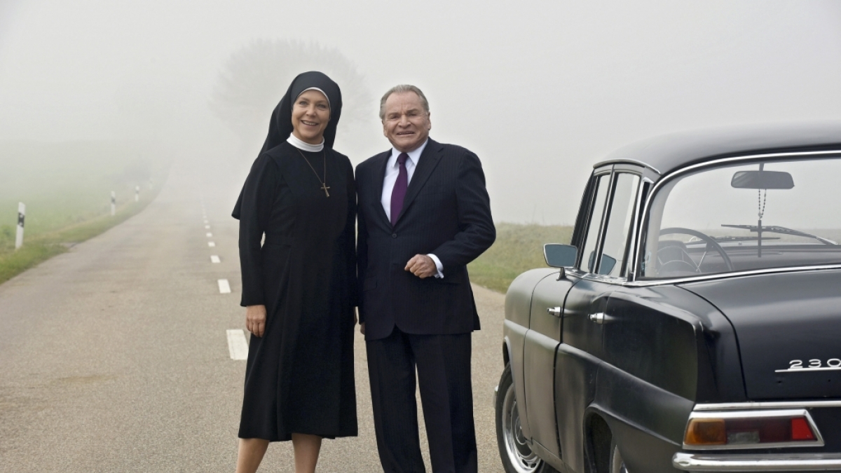 Schwester Hanna (Janina Hartwig, l.) hat B&uuml;rgermeister W&ouml;ller (Fritz Wepper, r.) aufgegabelt und nimmt ihn mit ins Kloster. (Foto)