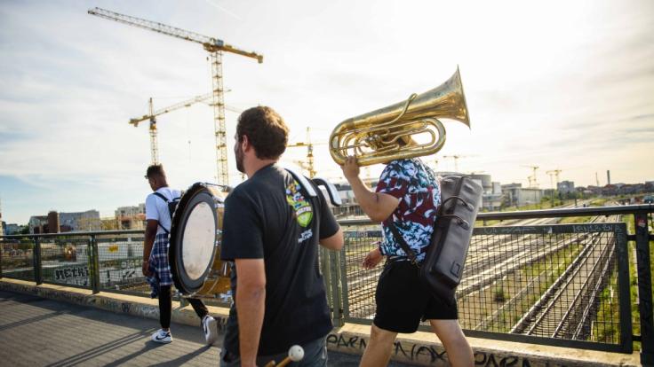 Fête de la Musique in Berlin: Musiker tragen ihre Instrumente über die Warschauer Brücke