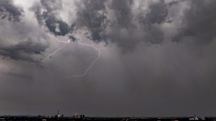 Der DWD hat eine Gewitter-Warnung herausgegeben (Symbolbild).