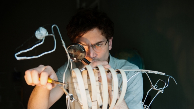 Nico Hellmann (Samuel Schneider) arbeitet akribisch an einem Tier-Modell.