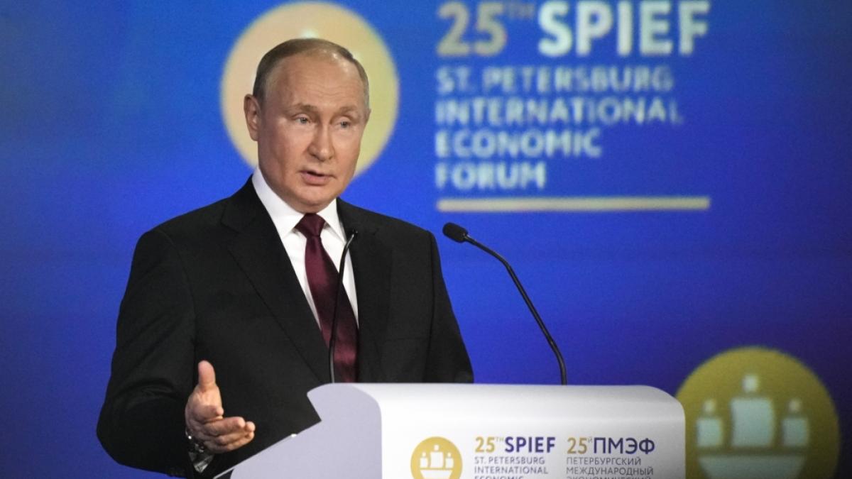 Wladimir Putin &auml;u&szlig;erte sich beim Internationalen Wirtschaftsforum zu den Ger&uuml;chten um seinen Gesundheitszustand. (Foto)