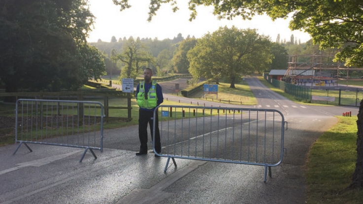 Nach dem tödlichen Unfall eines elfjährigen Mädchens im britischen Freizeitpark Drayton Manor sichert die Polizei den Unglücksort.
