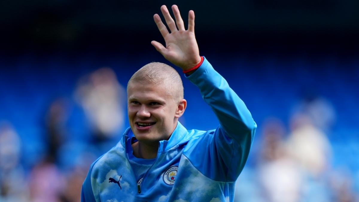 Fu&szlig;ball-Star Erling Haaland von Manchester City beim Aufw&auml;rmen mit neuer Frisur. (Foto)