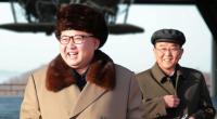 Auch min passendes Accessoires kennt sich Kim Jong-un aus. Hier: brauner Kragen und braune Fellmütze.