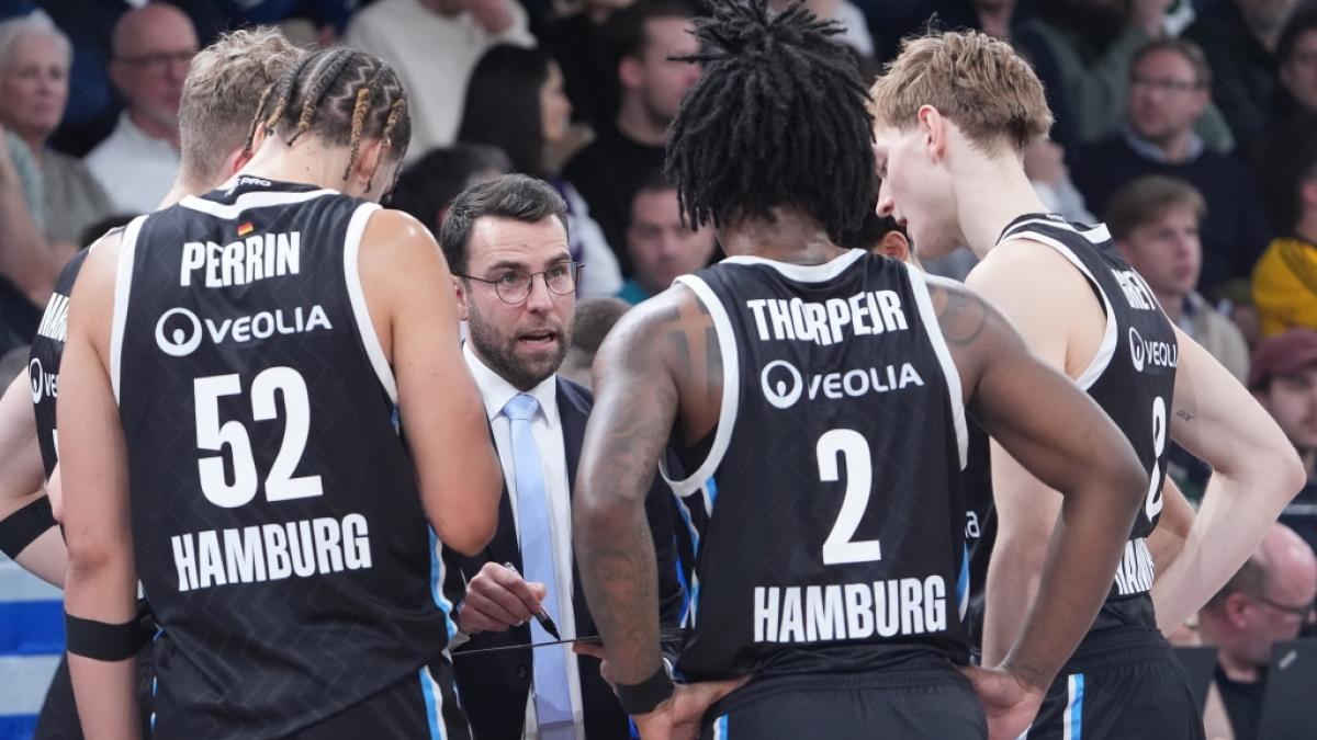 Das BBL-Team der Veolia Towers Hamburg bei einer Traineransprache (Archivbild, 2025). (Foto)
