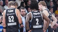Das BBL-Team der Veolia Towers Hamburg bei einer Traineransprache (Archivbild, 2025).
