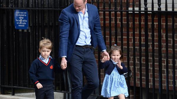 Prinz William kommt mit Prinz George und Prinzessin Charlotte zum St. Mary's Hospital im Londoner Stadtteil Paddington.