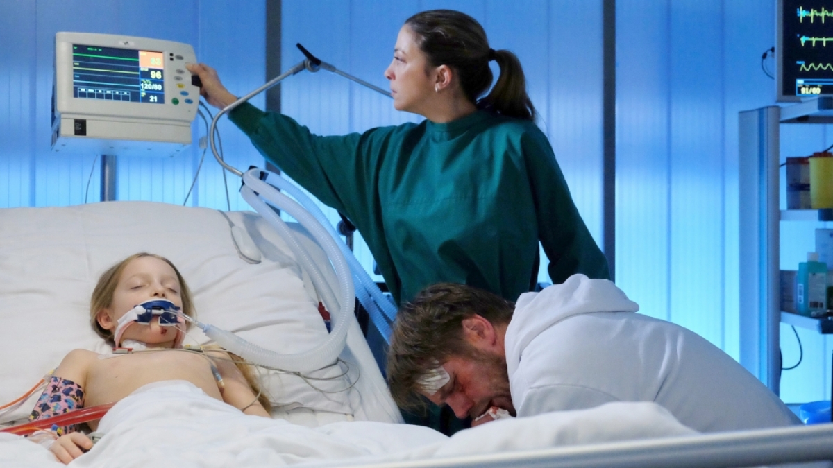 Clemens K&ouml;rner (Kai Scheve, re.) spuckt Blut, verweigert aber jede Behandlung. Er wird nicht von der Seite seiner kleinen Tochter Julia (Frida Elise Pechstein, li.) weichen. (Foto)
