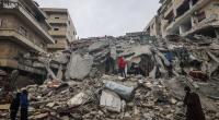 Menschen betrachten die Trümmer eines zerstörten Wohnhauses. Ein verheerendes Erdbeben hat in der Türkei und in Syrien mehr als 900 Menschen das Leben gekostet.