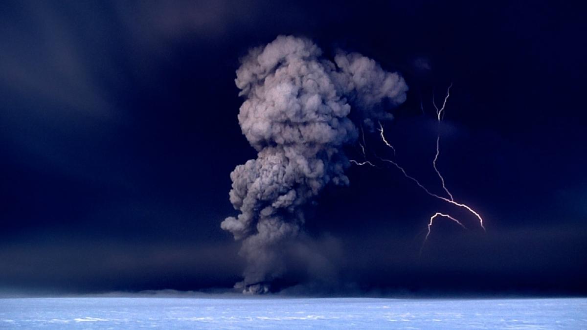 Der Vulkan Grimsv&ouml;tn in Island spuckt in der Nacht vom 21.05.2011 Asche in den Himmel. Daneben ist ein Blitz zu sehen. Vor zwei Jahren wirbelte die Aschewolke eines Vulkanausbruchs den Flugverkehr durcheinander. (Foto)