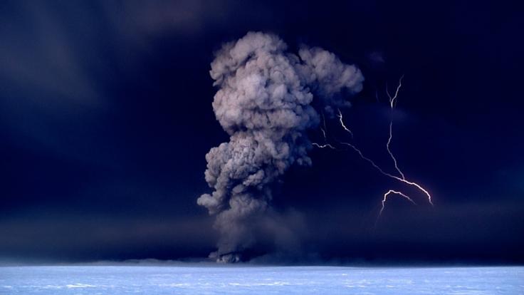 Der Vulkan Grimsvötn in Island spuckt in der Nacht vom 21.05.2011 Asche in den Himmel. Daneben ist ein Blitz zu sehen. Vor zwei Jahren wirbelte die Aschewolke eines Vulkanausbruchs den Flugverkehr durcheinander.