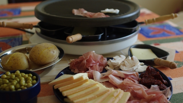 Mit einem Raclette schmeckt der Jahresausklang zu Silvester am besten.